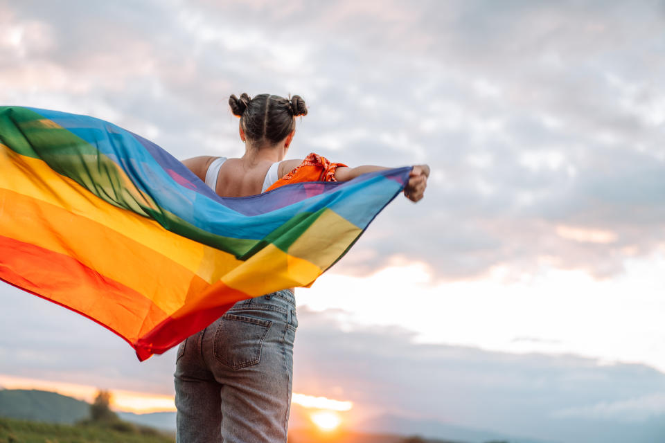Persona con una bandera de arcoíris 