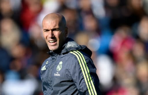 El nuevo entrenador del Real Madrid, Zinedine Zidane, durante su primera sesión de entrenamiento como parte del equipo técnico del equipo, en el estadio Alfredo di Stefano en Valdebebas, a las afueras de Madrid, el 5 de enero de 2016 (AFP | Gerard Julien )