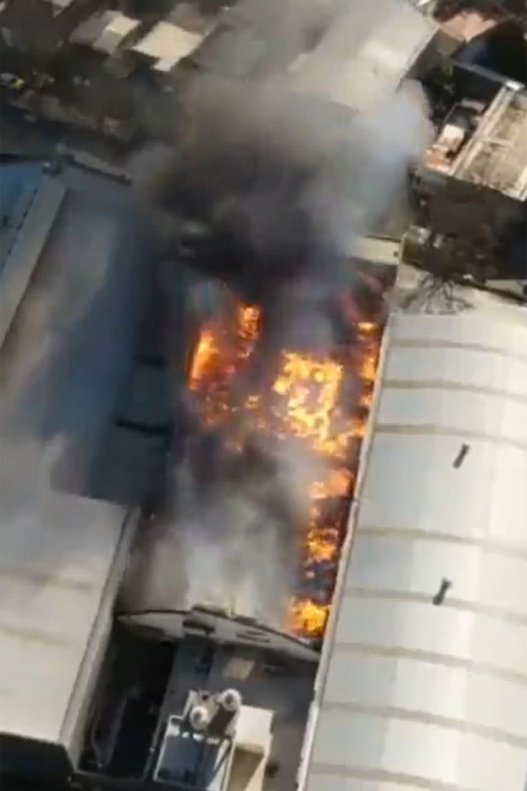 Fuego descontrolado en una fábrica de galletitas ubicada en Lanús