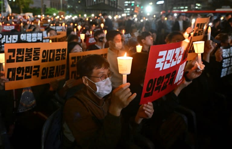 Doctors hold a candlelight vigil in Seoul to protest against the government's medical reform plan (Jung Yeon-je)