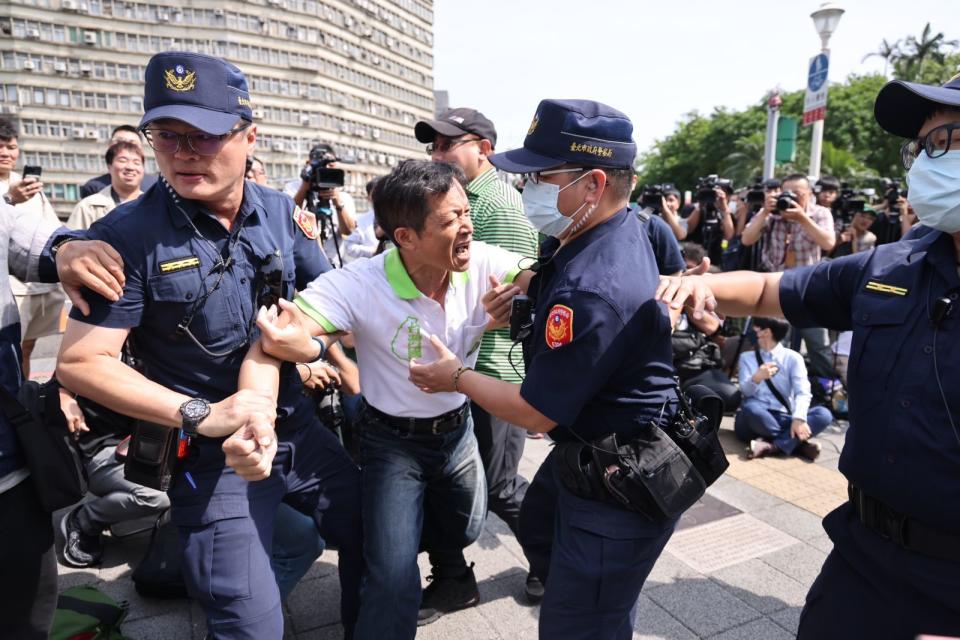 台灣國理事長陳峻涵到民眾黨記者會鬧場，遭警方強勢帶離現場。林啟弘攝