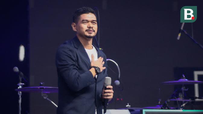 <p>Mantan pemain Persija Jakarta, Bambang Pamungkas ikut menjadi host untuk memandu acara Konser Gila Bola 2022 yang berlangsung di Studio 5 Indosiar, Daan Mogot, Jakarta, Kamis (17/11/2022). (Bola.com/Bagaskara Lazuardi)</p>