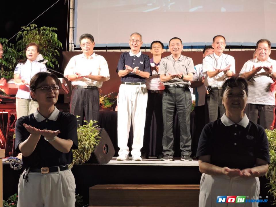 新北市政府侯友宜副市長（右三）感恩慈濟人「淨山」帶動，還給一個乾淨的觀音山。（圖／慈濟基金會提供）