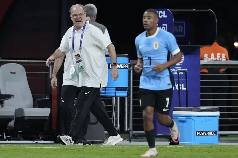 Uruguay's coach Marcelo Bielsa, left, gestures during a Copa America quarterfinal soccer match against Brazil in Las Vegas, Saturday, July 6, 2024. (AP Photo/Godofredo A. Vásquez)