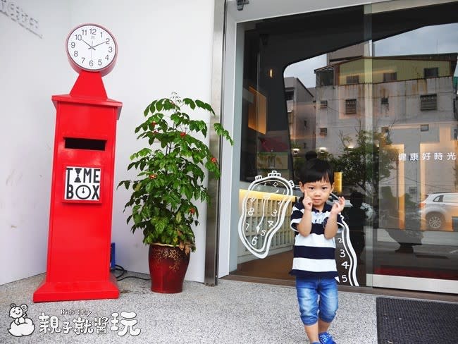 獨特而醒目的造型復古鐘，結合異國創意蔬食～宜蘭食光寶盒蔬食主題館Time Box