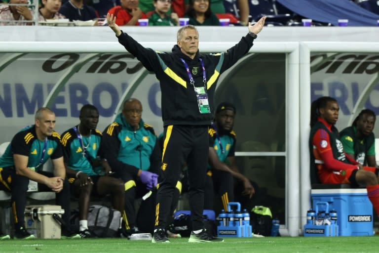 El islandés Heimir Hallgrímsson (centro) en el banco de Jamaica durante el partido del sábado ante México en la Copa América. (Omar Vega)