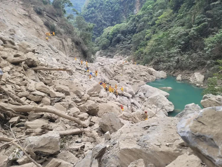 搜救隊持續針對地震坍方地帶進行搜索中。花蓮縣消防局