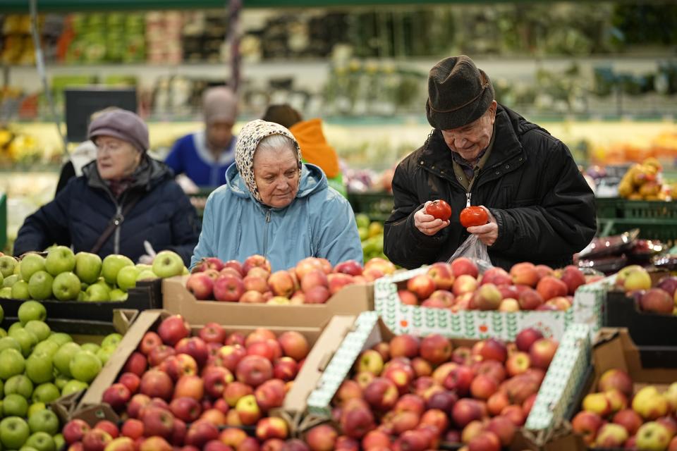 FILE - People buy fruit at the "Lenta" hypermarket in Moscow, Russia, Nov. 3, 2023. Russia's economic output fell in 2022 under the impact of Western sanctions, but it's officially forecast to expand by 2.8% this year, a performance that Russian President Vladimir Putin hailed as a sign that the national economy is on the path to recovery. President Vladimir Putin is likely to win another six-year term easily in an election expected in March, using his sweeping grip on Russia’s political scene to extend his tenure of over two decades in power. But he faces daunting challenges. (AP Photo, File)