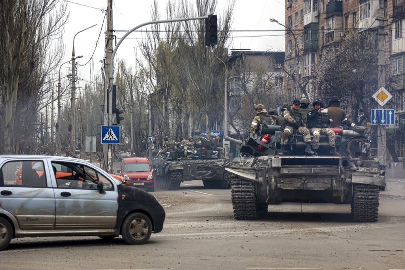 Tanques rusos ruedan por una calle en una zona controlada por las fuerzas separatistas apoyadas por Rusia en Mariúpol, Ucrania, Sábado, Abril 23, 2022.