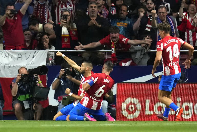 Yannick Carrasco festeja tras anotar de penal el gol con el que el Atlético de Madrid venció 1-0 al Real Madrid en la Liga española, el domingo 8 de mayo de 2022; es la única victoria colchonera en los últimos 14 clásicos