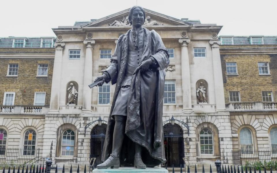 Statue of Thomas Guy at Guy's Hospital - Paul Grover