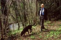 <p>Valéry Giscard d'Estaing avec son chien, dans la forêt de son domaine de La Varvasse, à Chanonat, dans le Puy-de-Dôme, en avril 1986.</p>