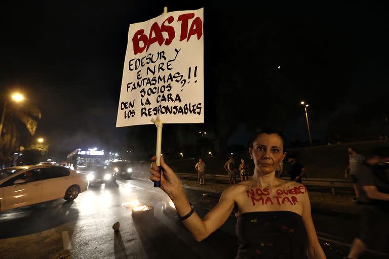 Vecinos cortan la Avenida General Paz en el cruce con Emilio Castro por los cortes de luz sufridos en la zona.