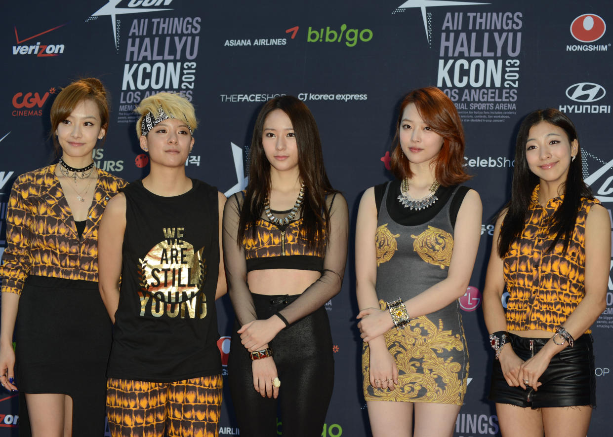 LOS ANGELES, CA - AUGUST 25: (L-R) Victoria Song, Amber Liu, Krystal Jung, Sulli and Luna from girl group F(x) arrive to KCON 2013 convention for K-Pop fans - Day 2 at the Los Angeles Memorial Sports Arena on August 25, 2013 in Los Angeles, California.  (Photo by Keipher McKennie/WireImage)