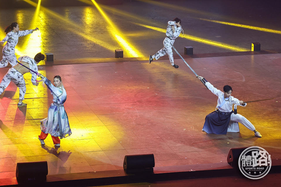 將武術結合舞台的表演─《也文也武》，由武術運動員沈曉榆及許得恩作表演。