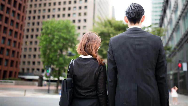 女秘書與大學講師發生婚外情。（示意圖／翻攝自Pakutaso）