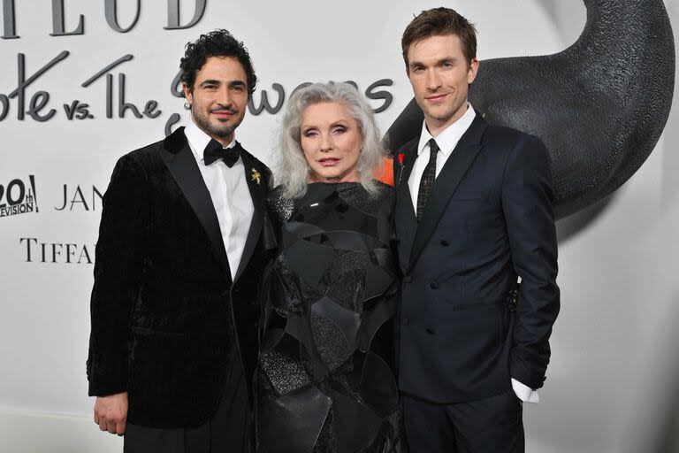 La cantante junto al diseñador Zac Posen y el actor Harrison Ball en la premiere de la miniserie Feud: Capote vs The Swans que se llevó a cabo la semana pasada en Nueva York, escándalo que Harry conoció de primera mano en su juventud