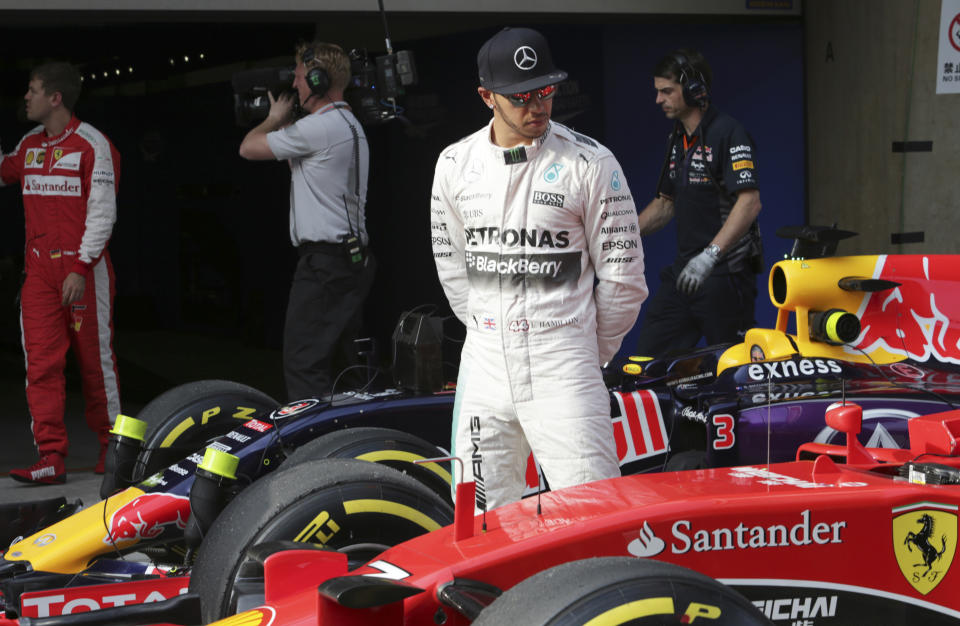 ARCHIVO - El piloto de Mercedes Lewis Hamilton observa el Ferrari de Kimi Raikkonen tras ganar la pole del Gran Premio de China, en Shangái, el sábado 11 de abril de 2015. (AP Foto/Toru Takahashi)