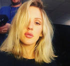 Wuscheliger Long-Bob - so kennt man Ellie Goulding. Doch nun hat der Popstar auf Tumbler sich mit völlig neuem Look gezeigt… (Foto: Instagram/Ellie Goulding)