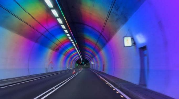 國5雪隧將於中秋節連假試辦彩色燈光。圖為假日情境燈光。（高公局提供）