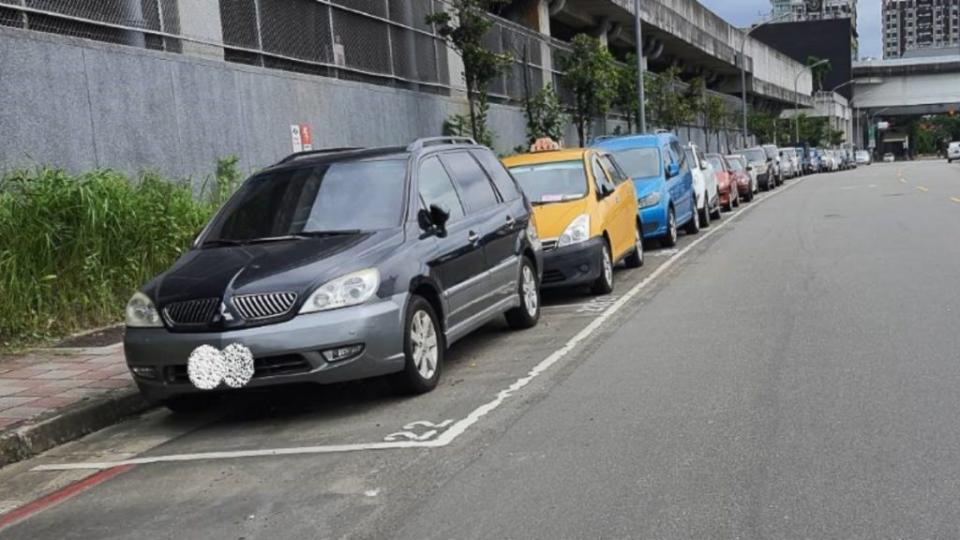 有些地方的路邊停車格可以提供民眾免費停車，但是卻造成有許多人長期使用同一個位置(圖片來源/TVBS)