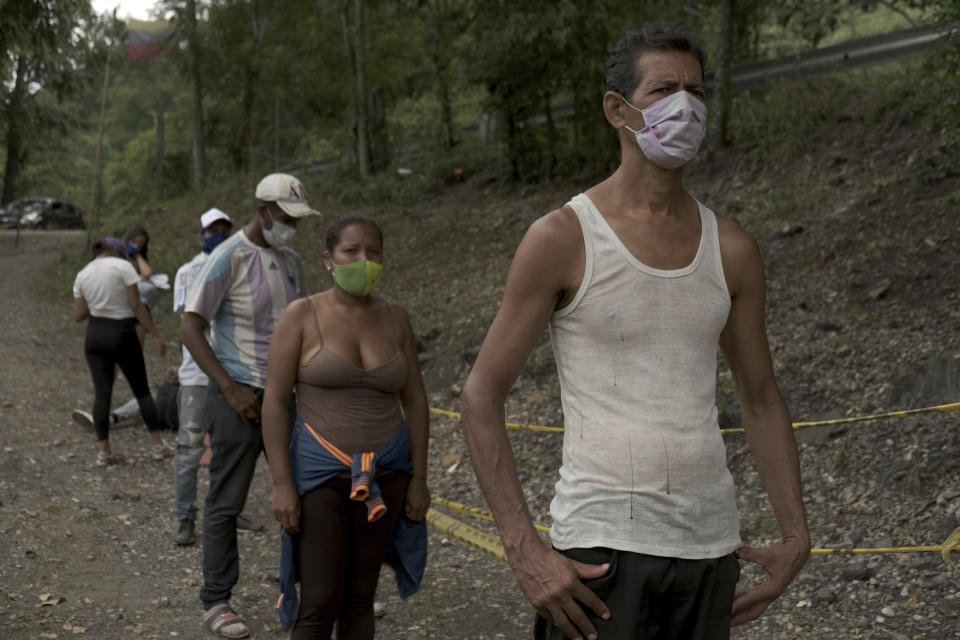 El migrante venezolano José Rivas, de 52 años, hace fila para recibir ayuda de Cruz Roja Colombia en Pamplona, Colombia, el 7 de octubre de 2020. Los nuevos migrantes se topan con condiciones mucho más adversas que aquellos que se fueron de Venezuela antes de la pandemia. (AP Foto/Ferley Ospina)