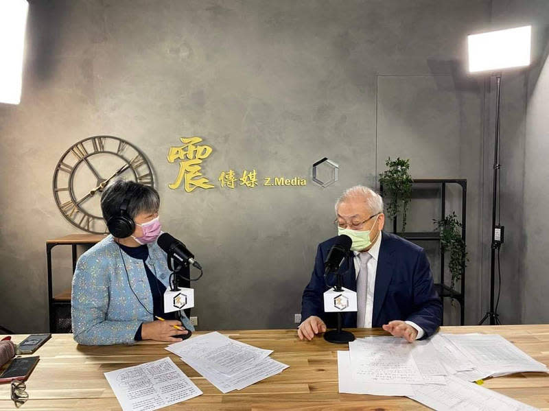 行政院主計總處主計長朱澤民今在《震傳媒》接受資深媒體人黃光芹網路節目《新聞不芹菜》專訪。   圖：震傳媒。
