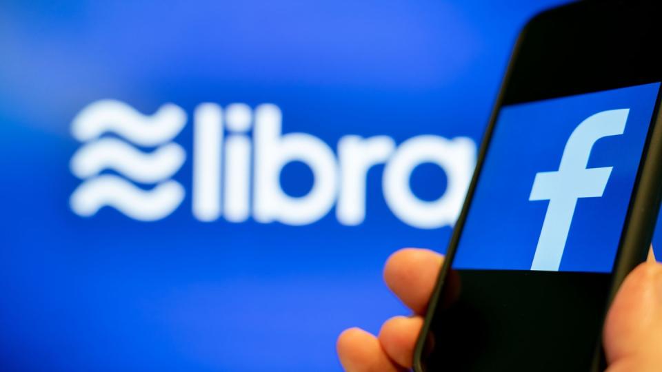 Facebook will Libra laut bisherigen Ankündigungen im kommenden Jahr für Verbraucher verfügbar machen, die Idee stößt aber bei Politikern und Zentralbanken zum Teil auf heftigen Widerstand.