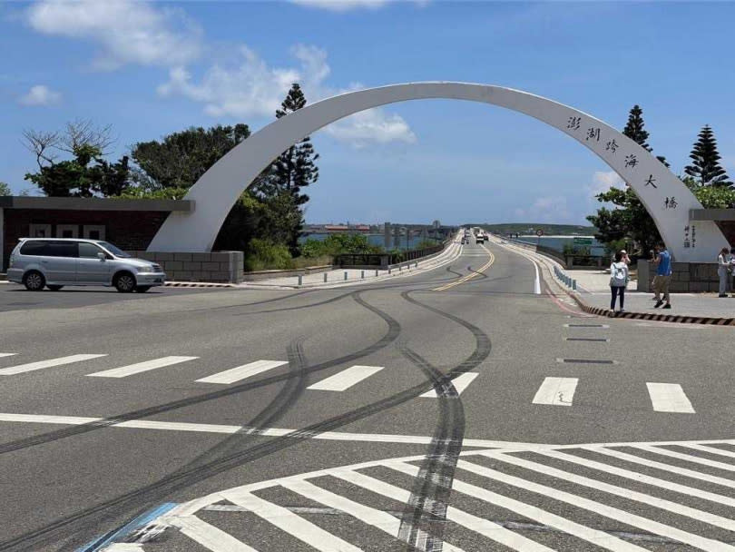 澎湖跨海大橋馬路上留下明顯的煞車痕跡。（ 圖／翻攝畫面）