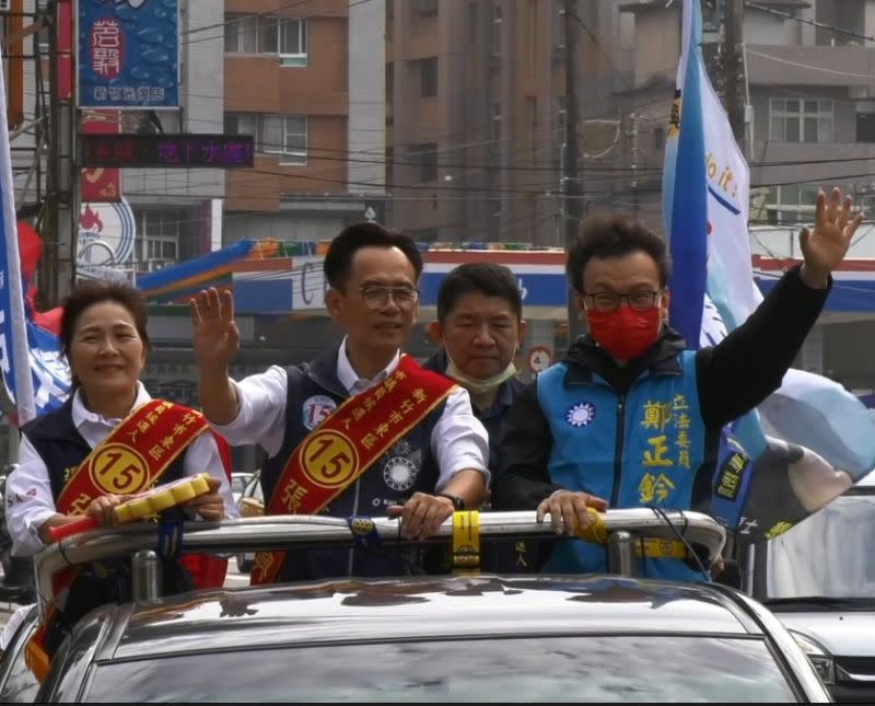 ▲新竹市議員候選人張文興車隊掃街拜票，立委鄭正鈐陪同相挺。（圖/張文興團隊提供）