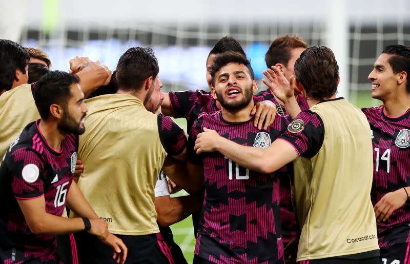 Jugadores de México celebran tras anotar uno de los dos goles con los que venció a Canadá para clasificar a Juegos Olímpicos