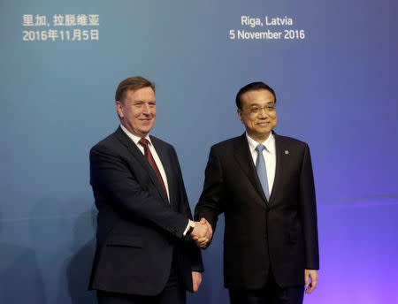 Latvia's Prime Minister Maris Kucinskis (R) shakes hands with China's Premier Li Keqiang during the meeting of heads of government Central and Eastern European countries and China in Riga, Latvia, November 5, 2016. REUTERS/Ints Kalnins