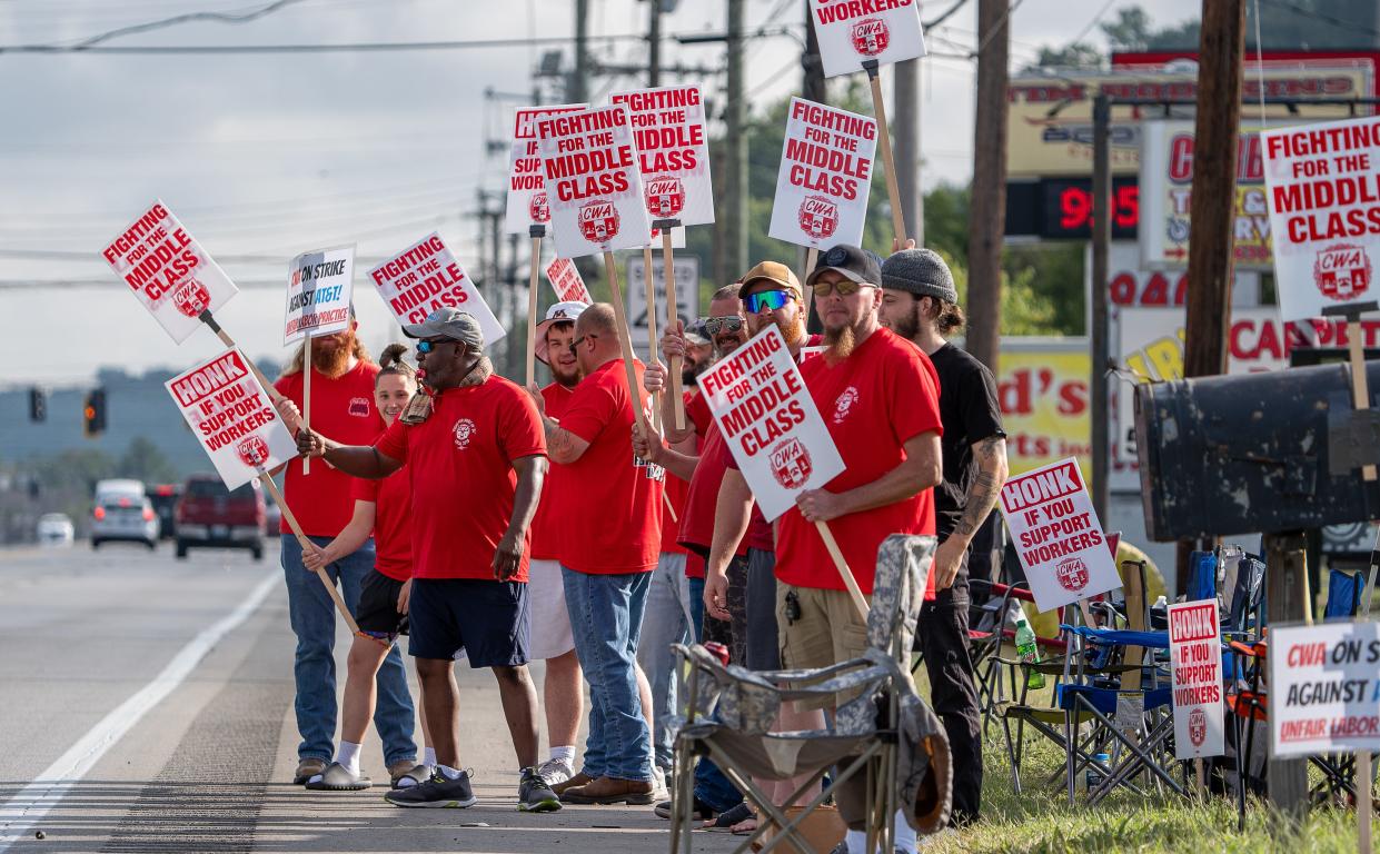 AT&T workers with CWA Local 3310 picketed during a ULP (Unfair labor practice) strike in front of the AT&T office at 9501 Dixie Hwy. in Louisville, Ky. on Monday, Aug. 19, 2024.