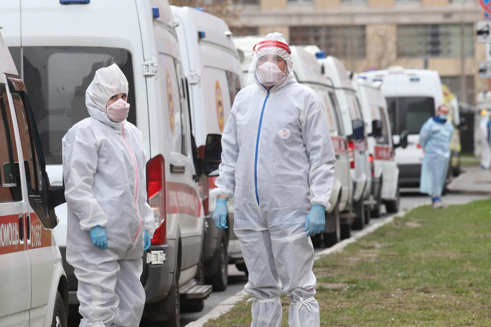  Medical workers wearing protective suits stand next to an Ambulance at the entrance to Pokrovksaya Hospital in Vasilyevsky island where patients with COVID-19 are treated. At least 93 558 confirmed cases and 867 death by the corona virus disease have been recorded in Russia. (Photo by Sergei Mikhailichenko / SOPA Images/Sipa USA) 