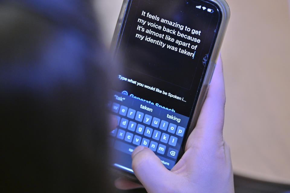 Alexis Bogan escribe la respuesta a la pregunta de un reportero en una aplicación de clonación de voz, el jueves 11 de marzo de 2024, en un hospital de Providence, Rhode Island. (AP Foto/Josh Reynolds)