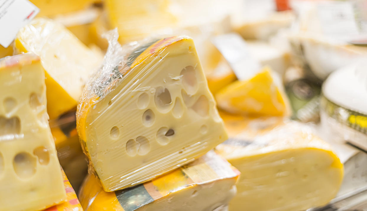 Bei der Lagerung von Käse kommt es auf zwei Dinge an: Die richtige Temperatur und den passenden Schutz, um seine Frische zu gewährleisten und das Aroma zu bewahren. (Foto: Getty Images)