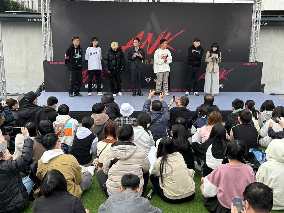 《圖說》天團玖壹壹力挺台灣電競產業，除出席戰隊剪綵，並參與表演賽及與粉絲互動。