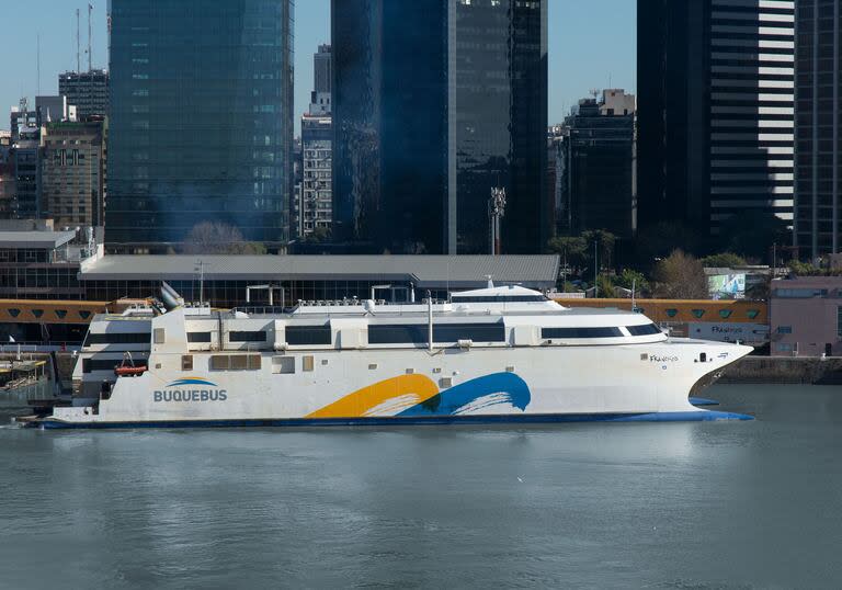 Desde Puerto Madero, en apenas un rato de navegación Buquebus te acerca a Uruguay.