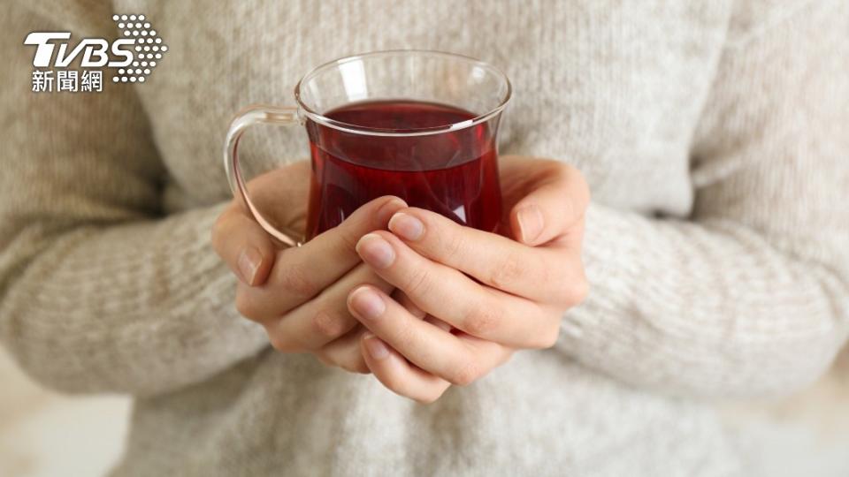 一名女子喝了紅茶後感覺像喝白開水沒味道。（示意圖／shutterstock達志影像）