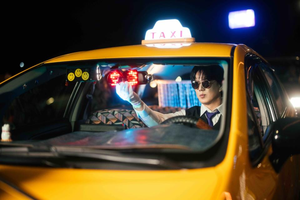 蕭煌奇在〈沒事的〉MV中化身計程車司機。華納音樂提供