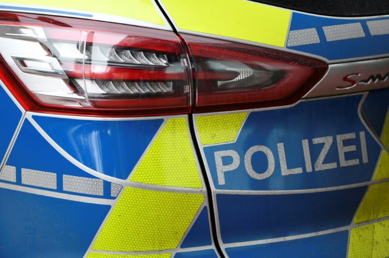 Nach einem eskalierten Streit auf der Onlineplattform Tiktok hat die Polizei in Bayern drei Tatverdächtige in Untersuchungshaft genommen. Den beiden Männern im Alter von 25 und 26 Jahren und der 29-jährigen Frau wird etwa schwerer Raub vorgeworfen. (INA FASSBENDER)