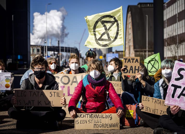 Activistas climáticos protestan en Holanda.