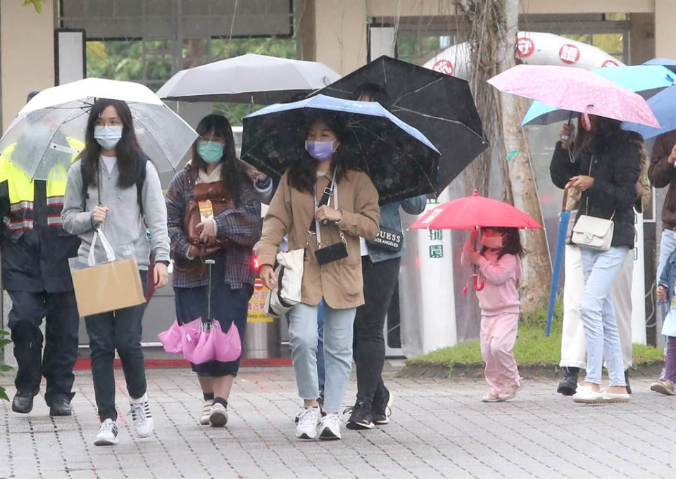 氣象局表示，周四起鋒面通過、東北季風增強，又將轉為濕冷的天氣。(資料照/趙雙傑攝)