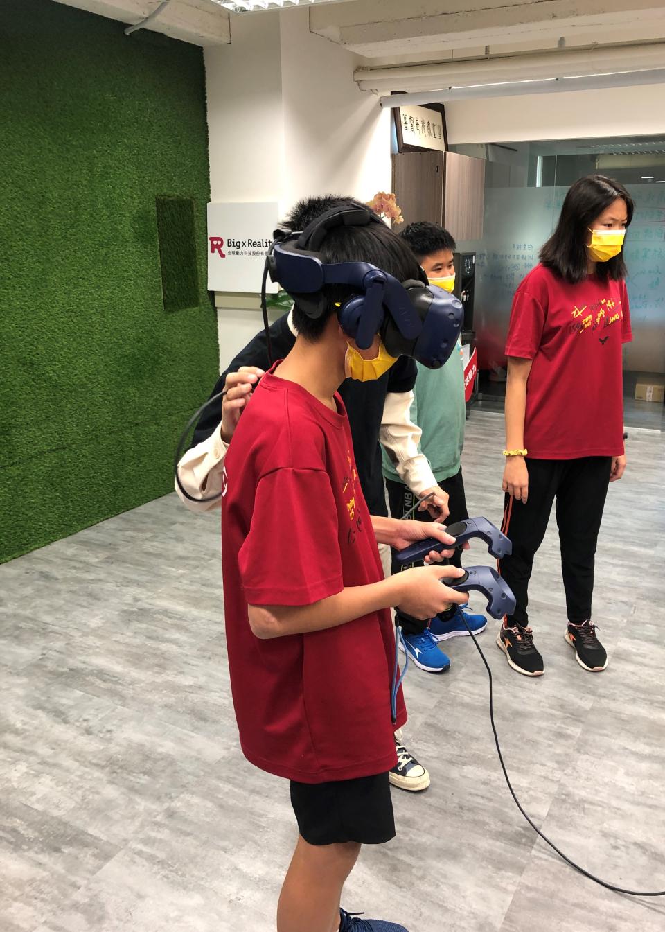 鎮海國中學生實際體驗VR模擬操作系統。