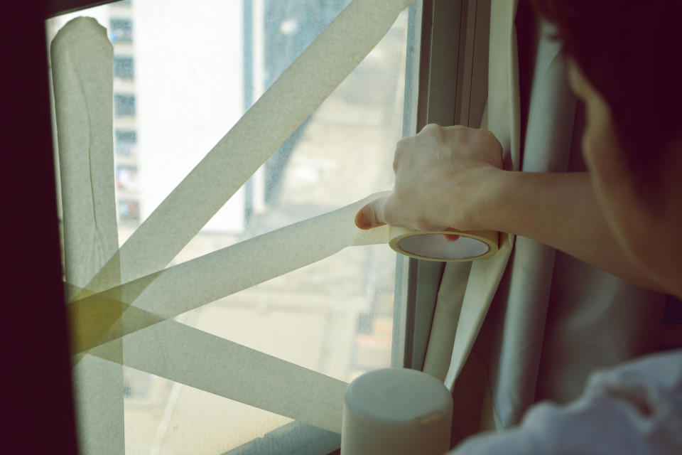 颱風來襲時，應關閉非必要門窗，並可貼上膠帶加強牢固。（示意圖／Getty Images）