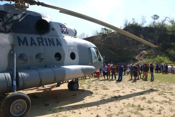 Helicópteros de la Marina comenzaron a llevar despensas a las personas damnificadas de San Isidro Gallinero.