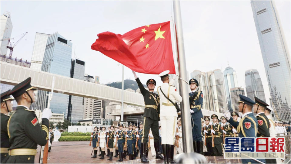 駐港部隊今早在中區軍用碼頭舉行建軍節升旗禮。網圖