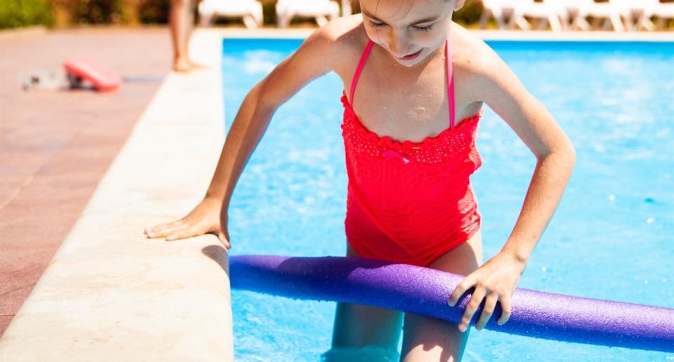 Jugaba con un churro o espagueti de piscina. (Créditos: Getty Images)