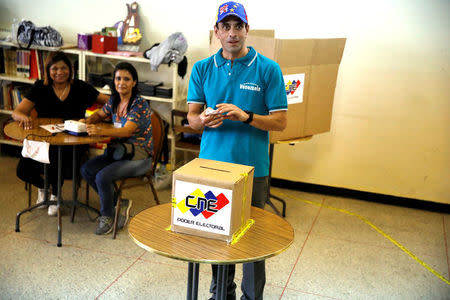 Venezuela's opposition leader Henrique Capriles casts his vote on a polling station during a nationwide elections for new governors in Caracas, Venezuela, October 15, 2017. REUTERS/Carlos Garcia Rawlins