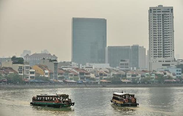 Singapore on Wednesday topped an international survey of the best cities in Asia for expatriates while the Bangladeshi capital Dhaka was named the worst. (AFP Photo)